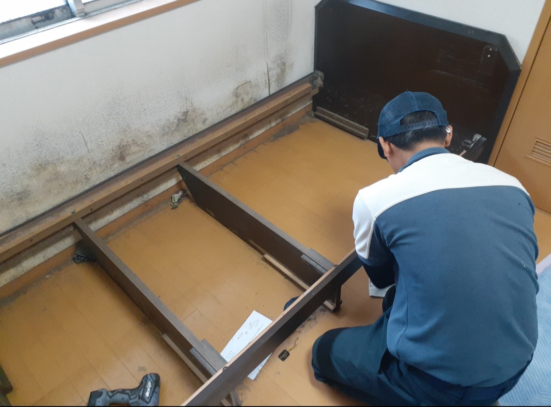 ベッドを解体している