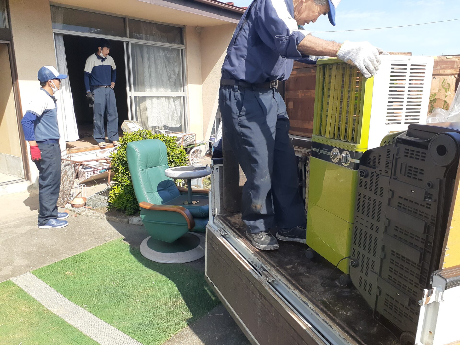 作業後:家電や家具の搬出を終え、荷台で固定確認(さいたま市西区)