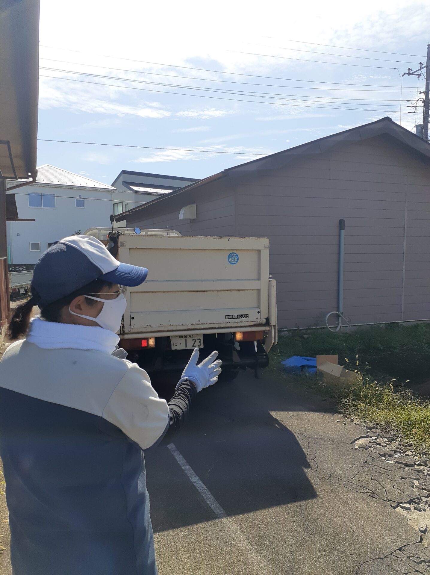 車がバックを誘導している
