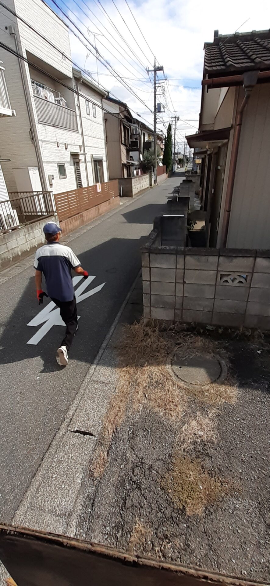 搬出経路の安全確認。見通しと歩行者優先の誘導を配置