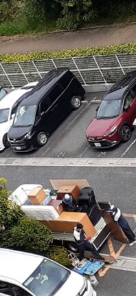 上層階から見下ろす積込風景。大型家具を低重心で段階積載