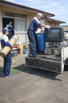 不用品をトラックに載せています