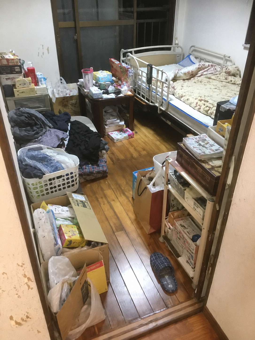 高崎市の実家に介護ベッドや大型家具が残っている作業前の室内