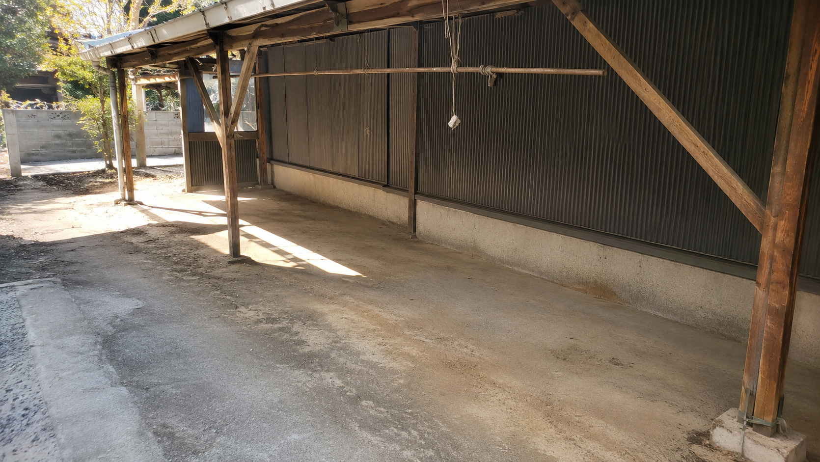 深谷市で農家の納屋片付けを行った後の軒下スペース