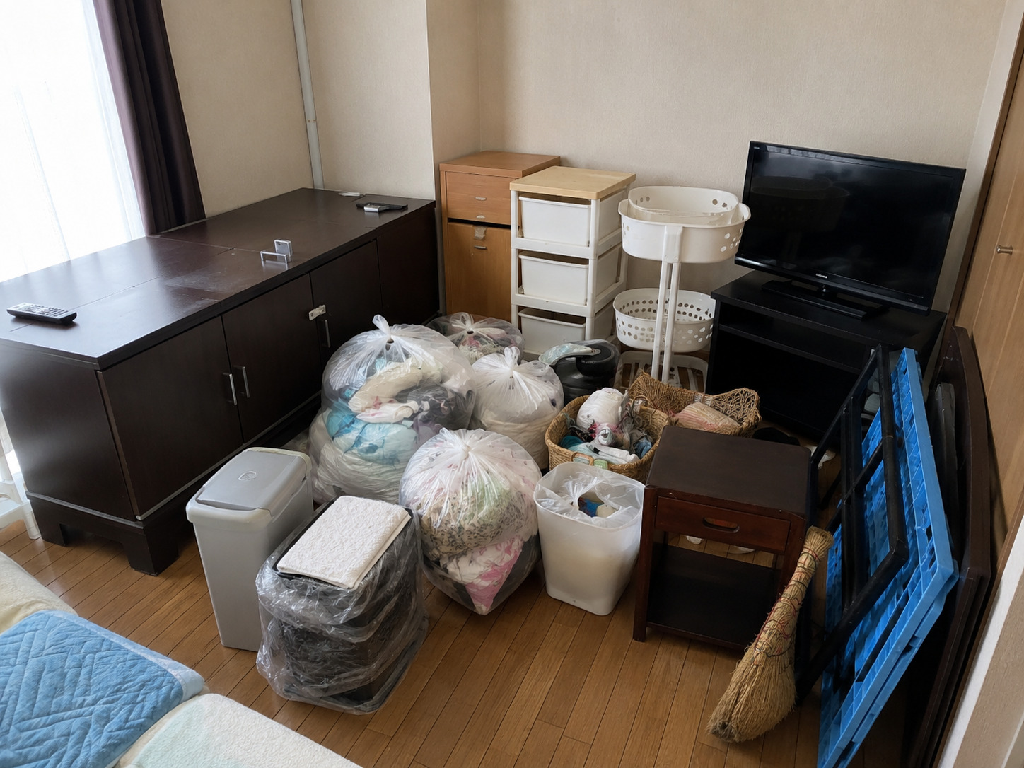 鴻巣市の介護施設で回収前に一か所へまとめられた家具や生活用品