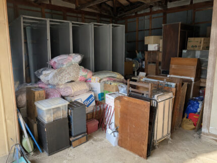 納屋に不用品たくさん