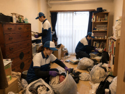 久喜市のマンションでスタッフが不用品を搬出している作業風景