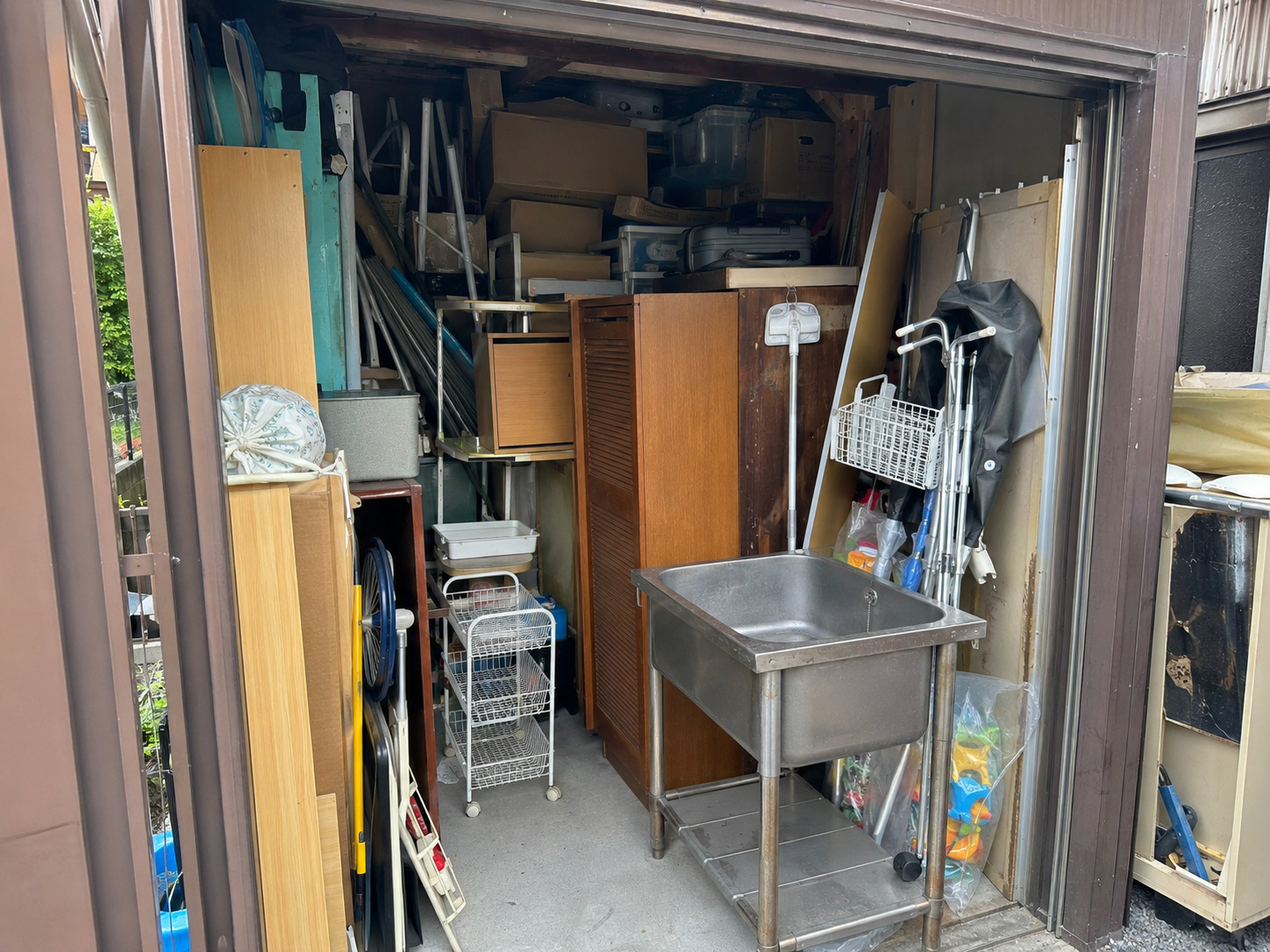 白岡市の物置に保管されていた家具や収納用品などの不用品