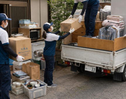 トラックに積み込んでいる
