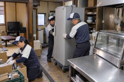 スタッフ運び出し中