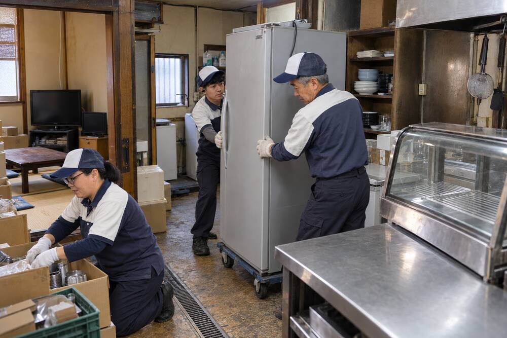 スタッフ運び出し中